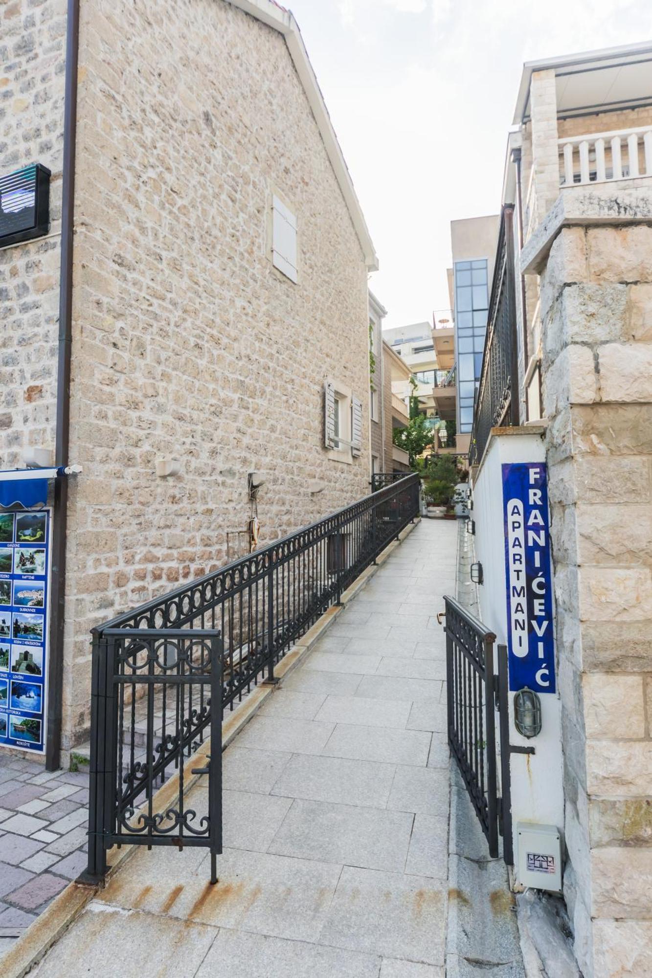 Apartments Franicevic Petrovac エクステリア 写真