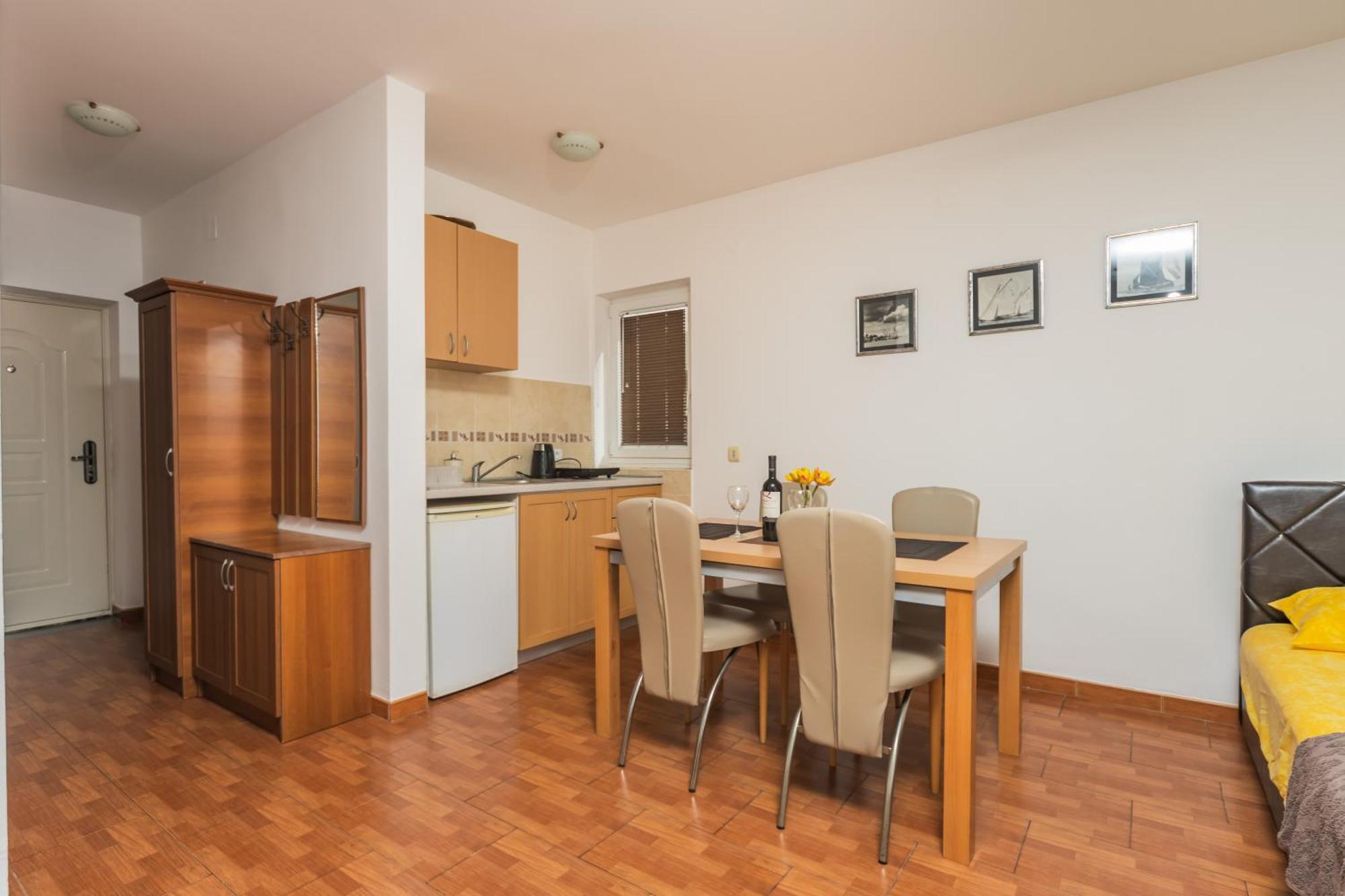 Apartments Franicevic Petrovac エクステリア 写真
