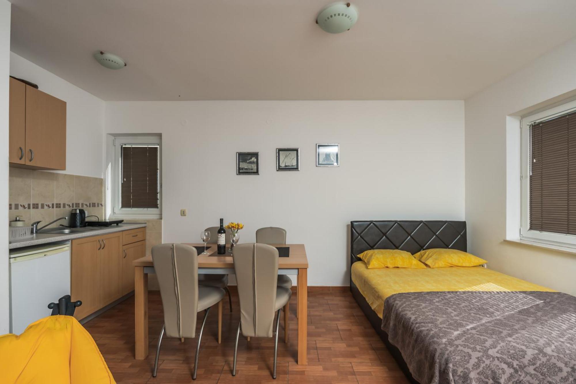 Apartments Franicevic Petrovac エクステリア 写真