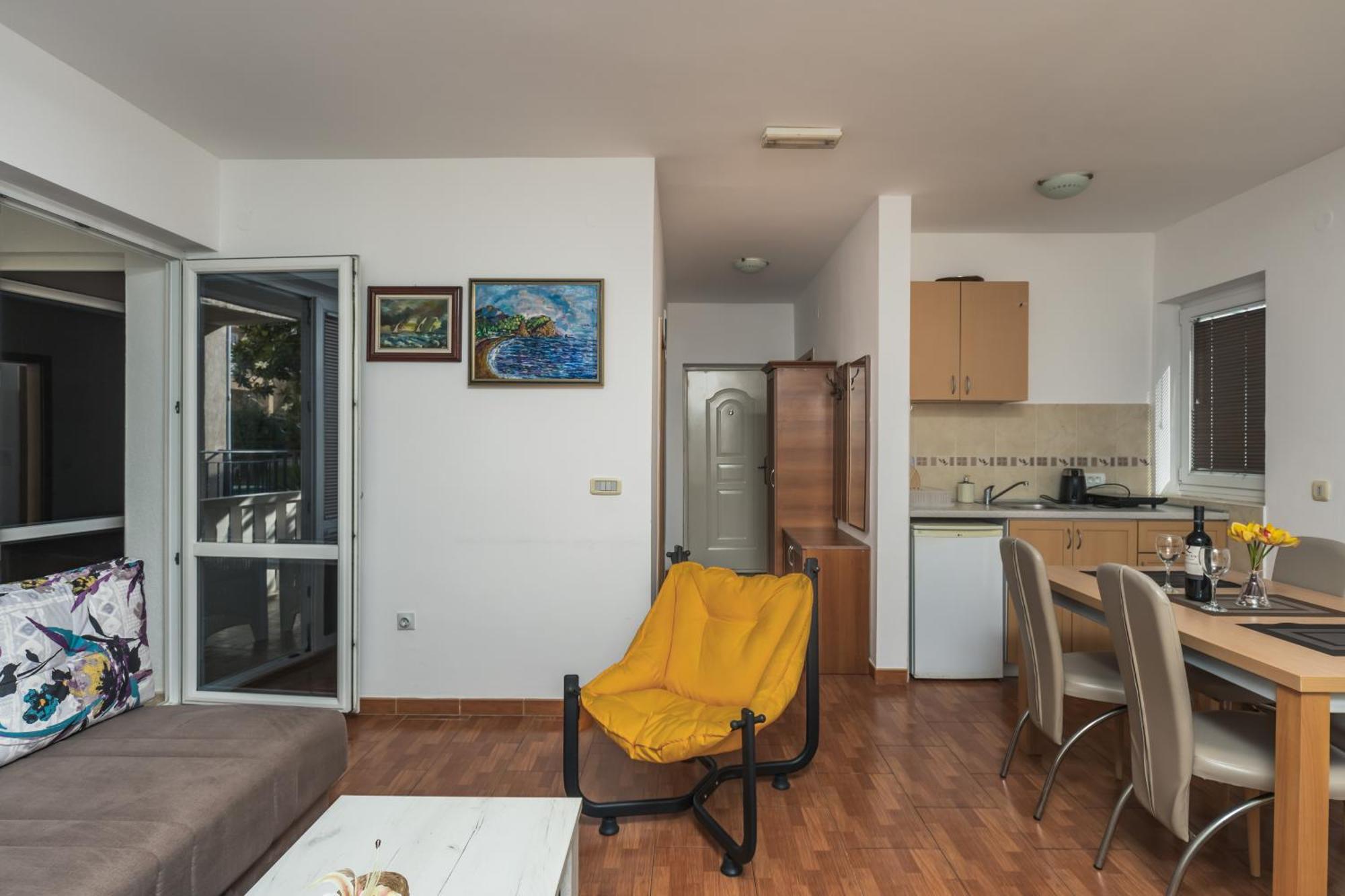 Apartments Franicevic Petrovac エクステリア 写真
