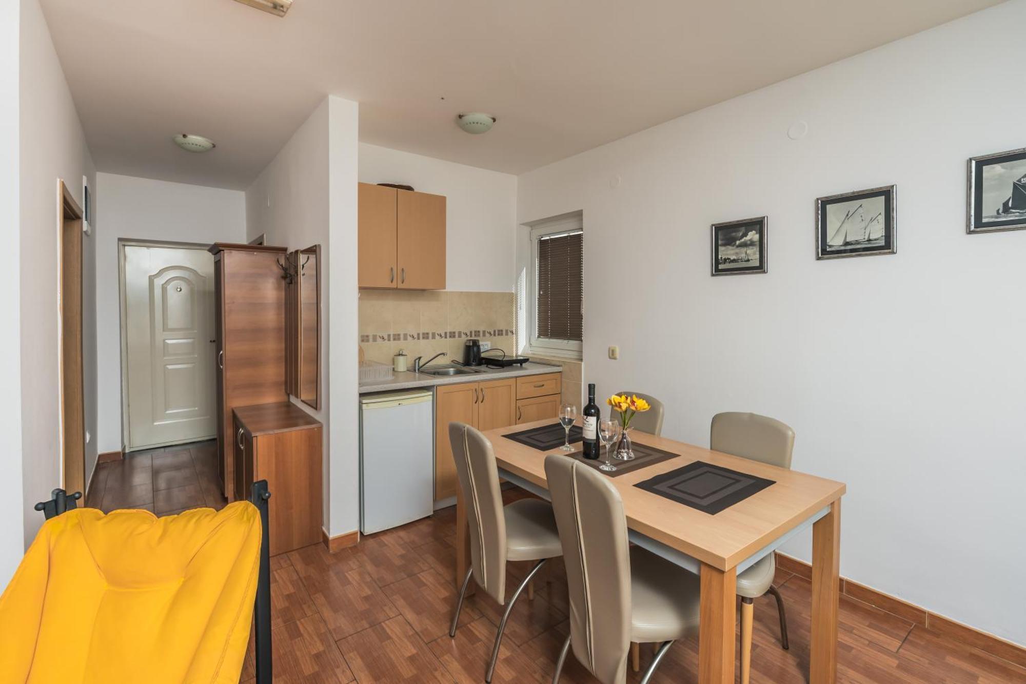 Apartments Franicevic Petrovac エクステリア 写真